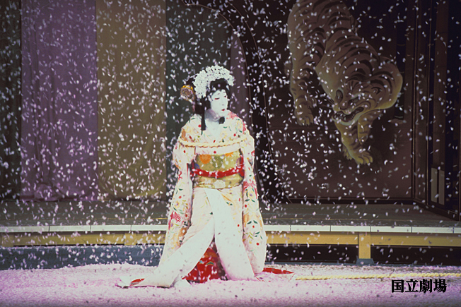 《祇園祭礼信仰記》四段目《金閣寺》中的雪姫。（出處：文化デジタルライブラリ）