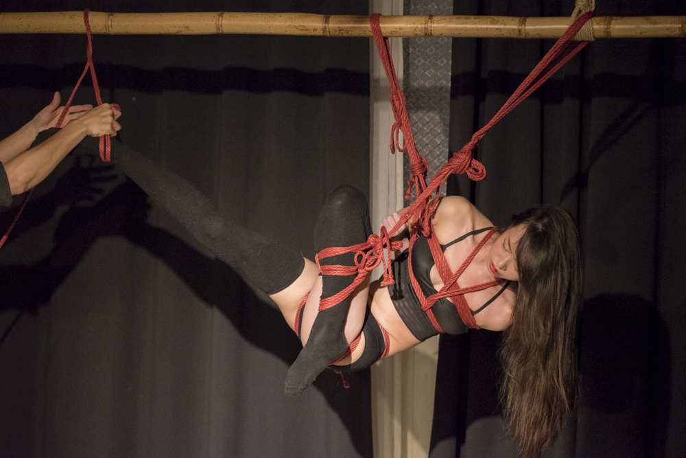 《初》劇照，表演者憑繩懸吊於空中。攝於 2019 年 1 月。攝影:司徒月。