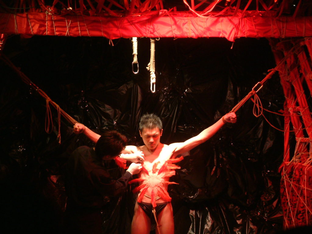 《夜色繩艷》劇照，細針穿刺表演。攝於 2005 年 4 月。攝影:董籬。